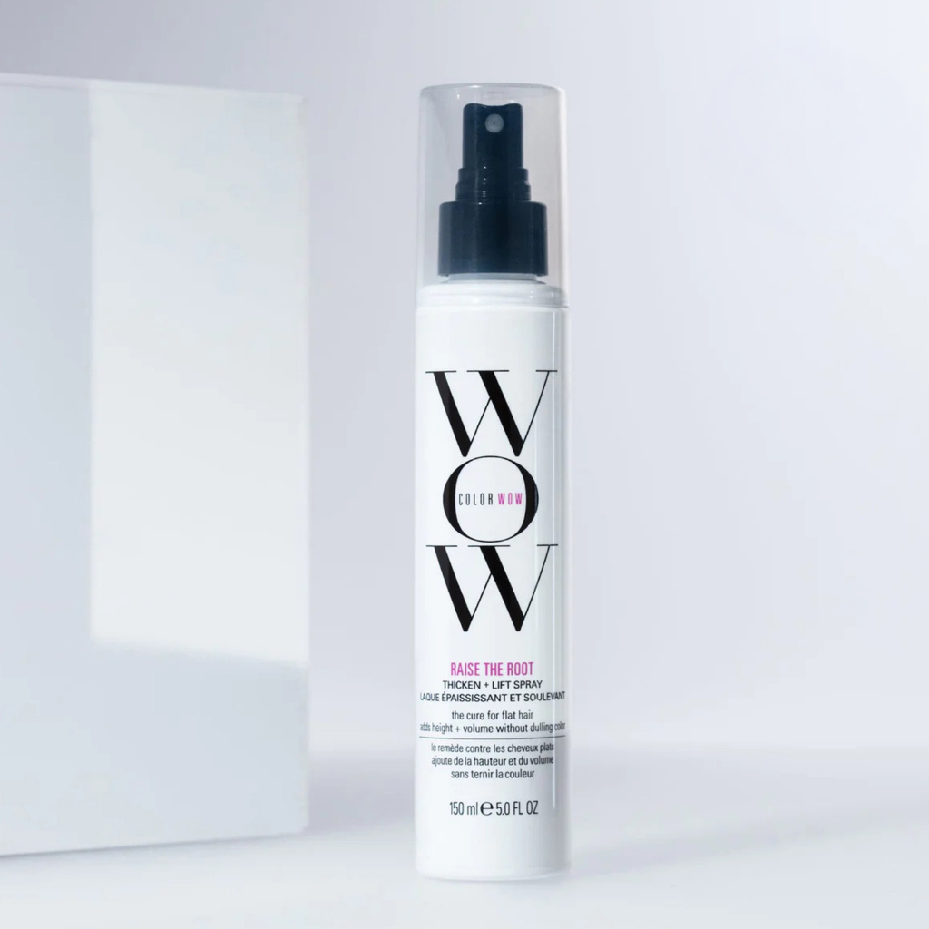 Color Wow Raise the Root Ansatz-Volumenspray vor hellem Hintergrund