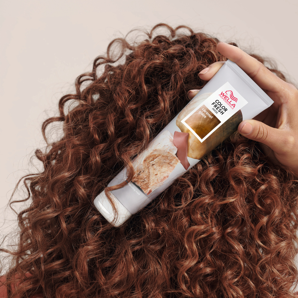 Warmes Karamell auf Balayage-Haaren nach Anwendung in der Hand die Color Fresh Mask Caramel Glaze
