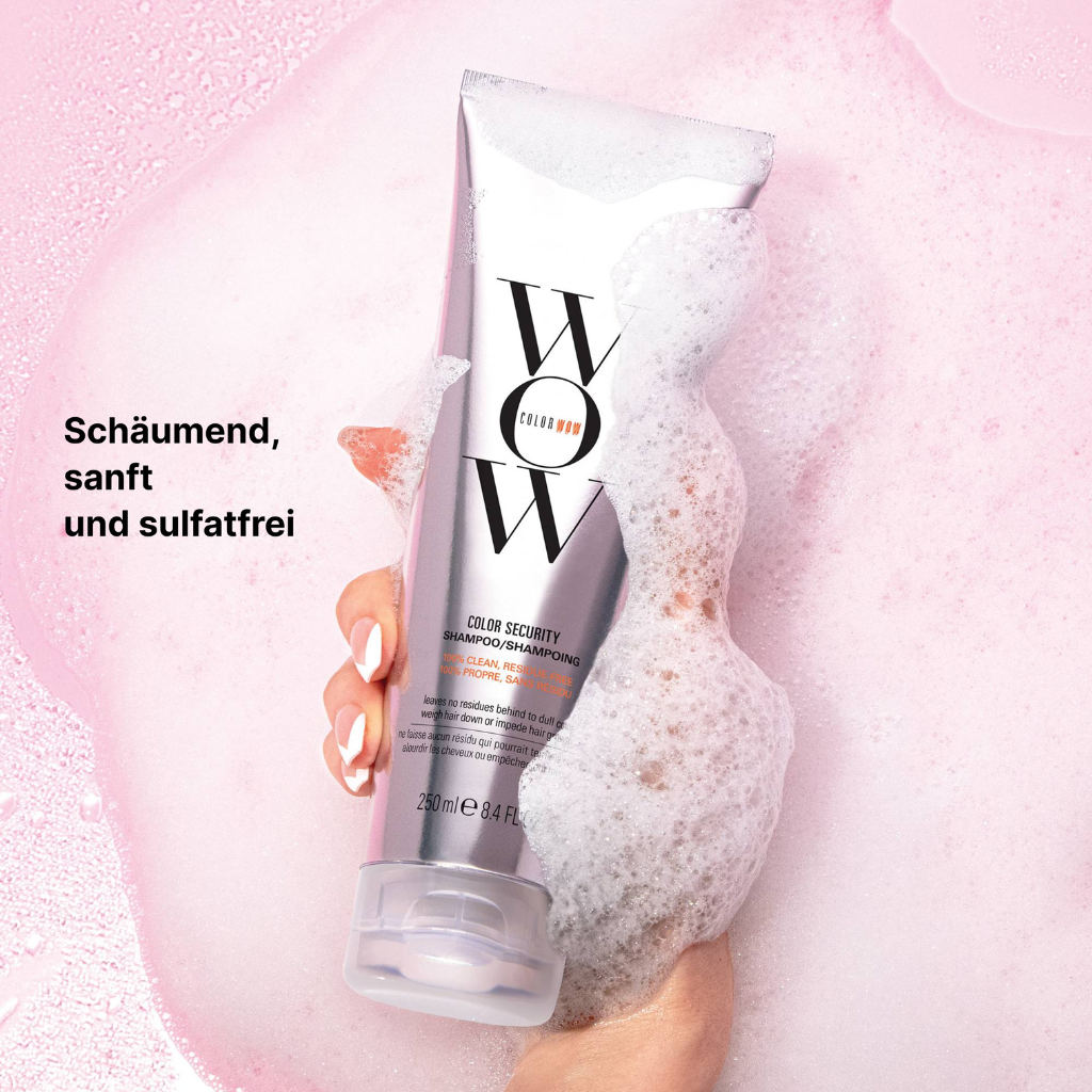 Sanft schäumendes Color Wow Color Security Shampoo auf rosafarbenem Hintergrund
