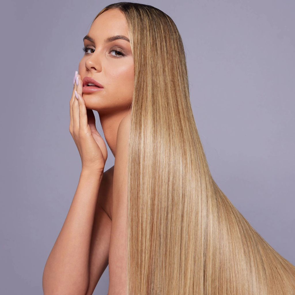 Langes, glattes und glänzendes blondes Haar nach dem Styling