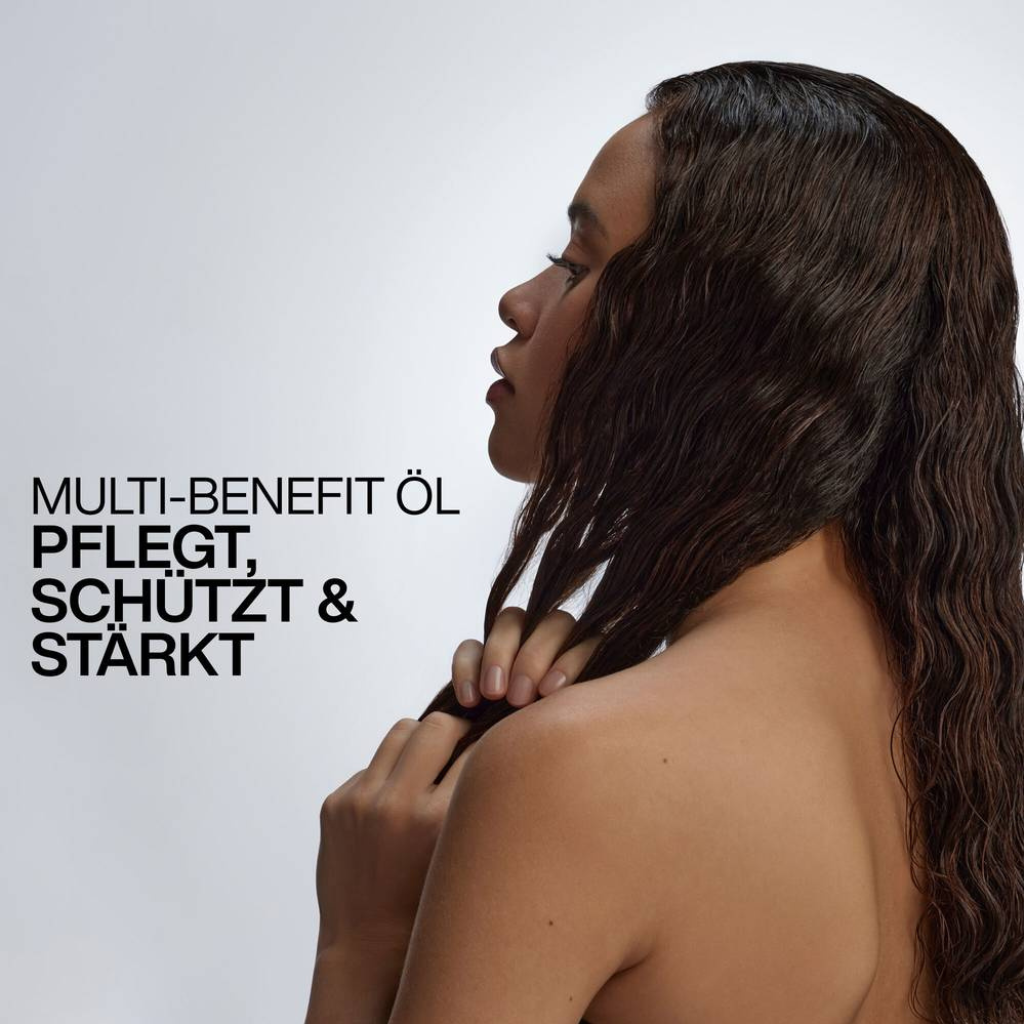 Frau mit langem dunklem Haar nach der Pflege mit dem Redken All Soft Argan-6 Oil