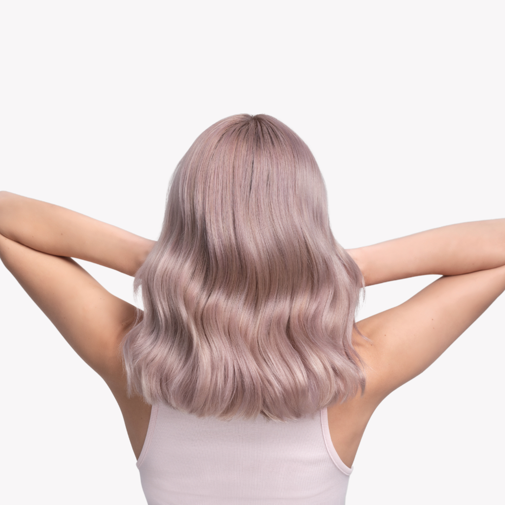 Hellblondes Haar mit zartem, perligem Fliederschimmer dank der Color Fresh Mask Lilac Frost
