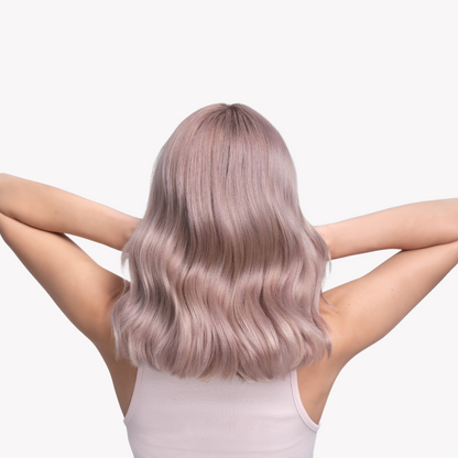 Hellblondes Haar mit zartem, perligem Fliederschimmer dank der Color Fresh Mask Lilac Frost