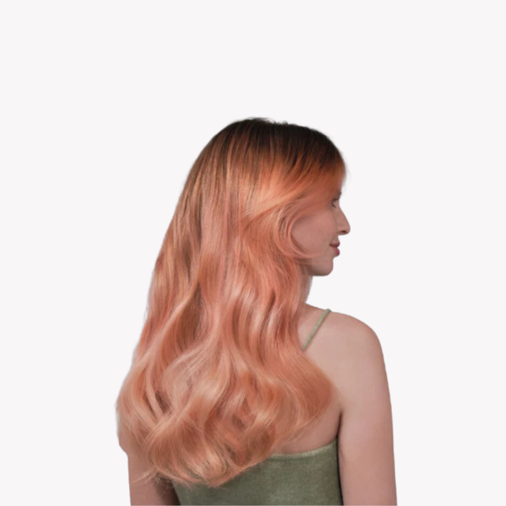 Pfirsichfarbener Schimmer auf blondiertem Haar durch die Color Fresh Mask Peach Blush